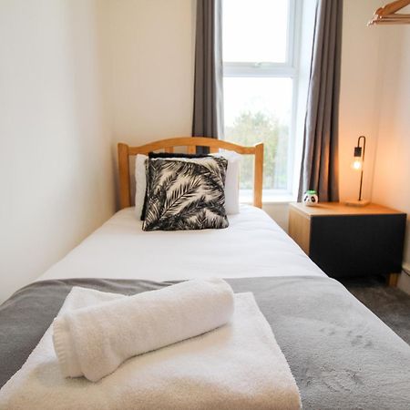 Fairways View - Spacious Apartment - Sleeps 6 - Lovely Views - By Rework Accommodation ホイレイク エクステリア 写真