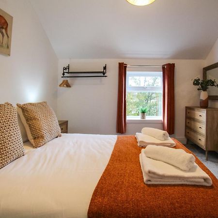 Fairways View - Spacious Apartment - Sleeps 6 - Lovely Views - By Rework Accommodation ホイレイク エクステリア 写真