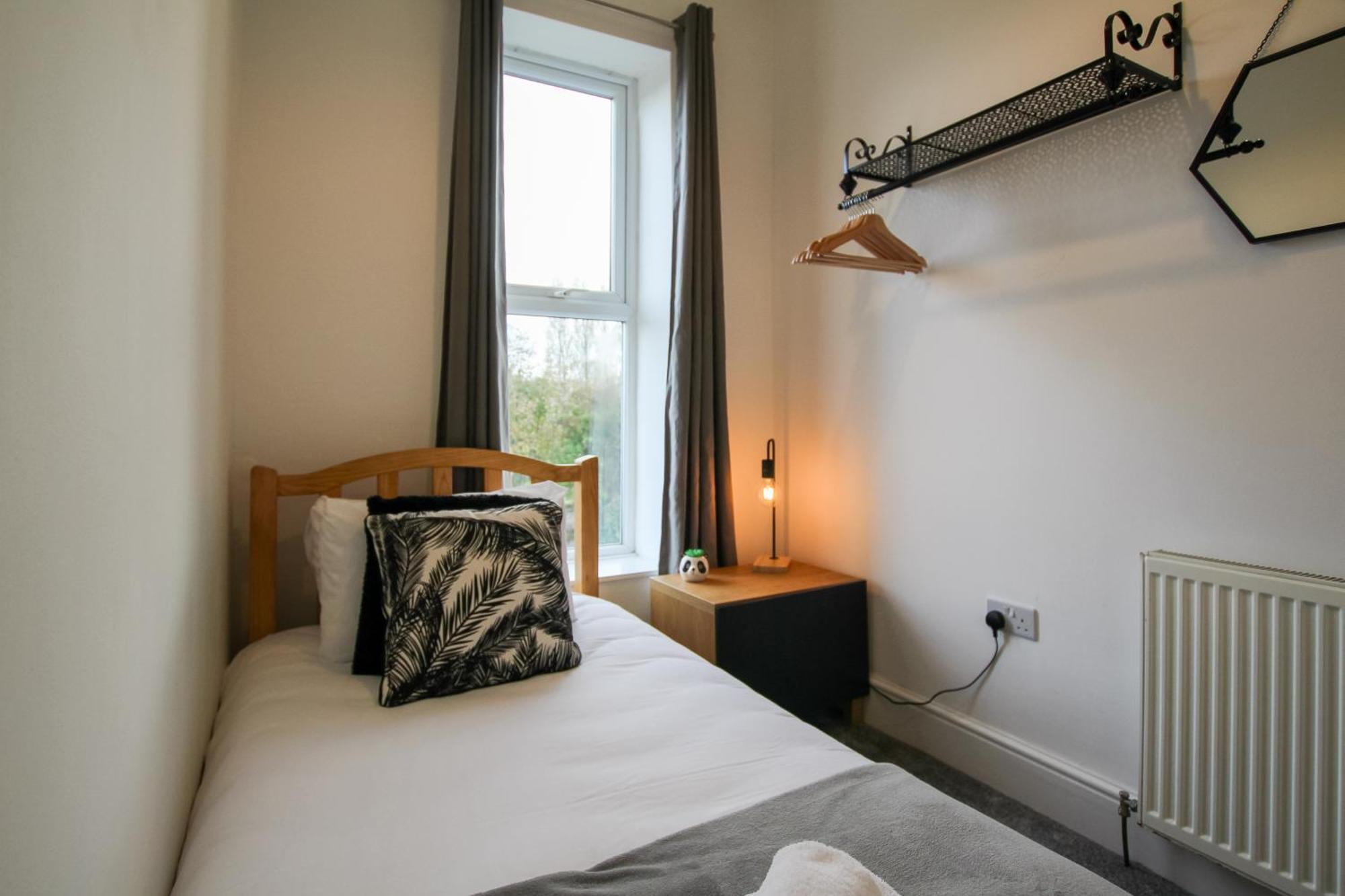 Fairways View - Spacious Apartment - Sleeps 6 - Lovely Views - By Rework Accommodation ホイレイク エクステリア 写真