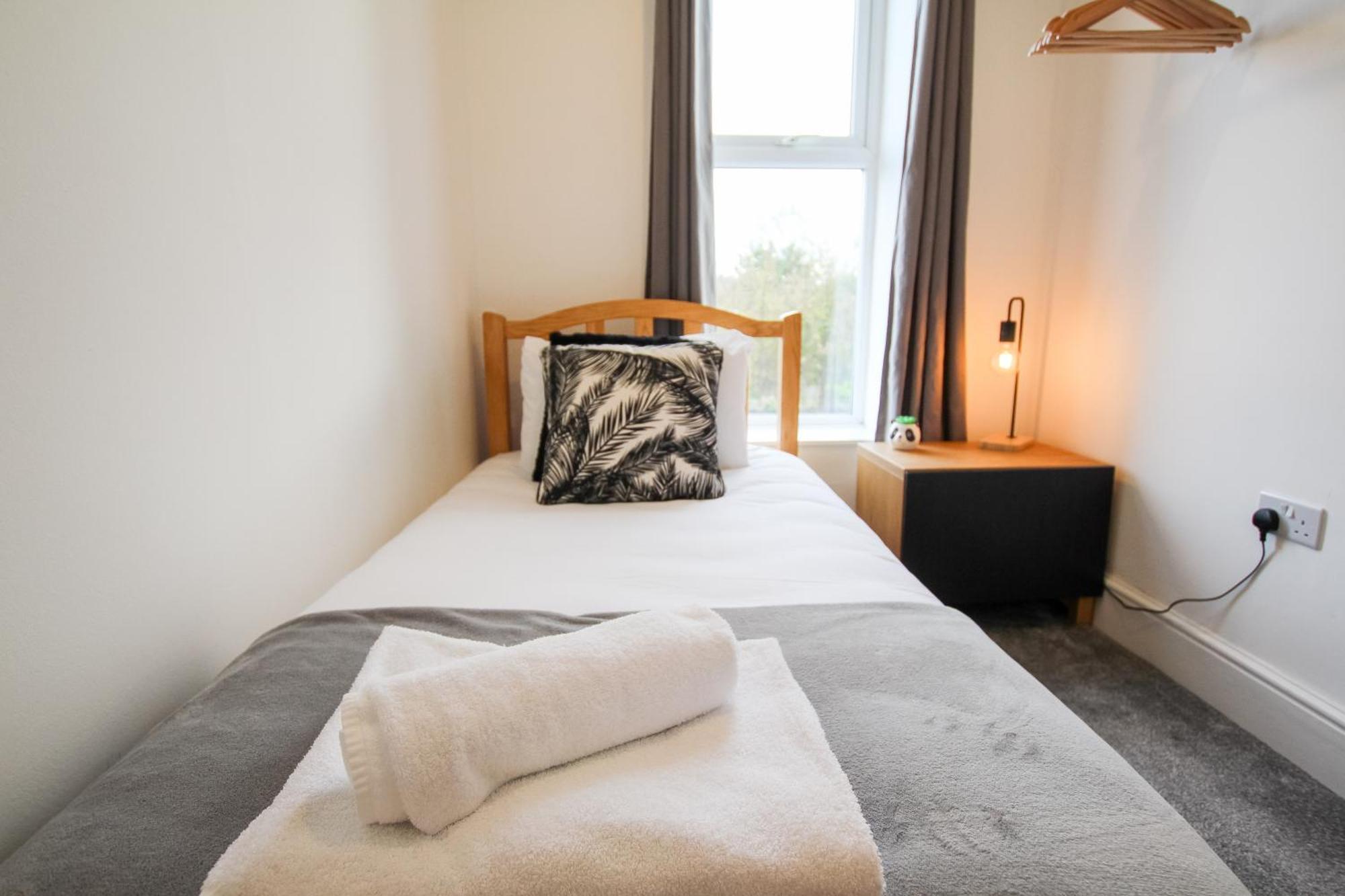 Fairways View - Spacious Apartment - Sleeps 6 - Lovely Views - By Rework Accommodation ホイレイク エクステリア 写真