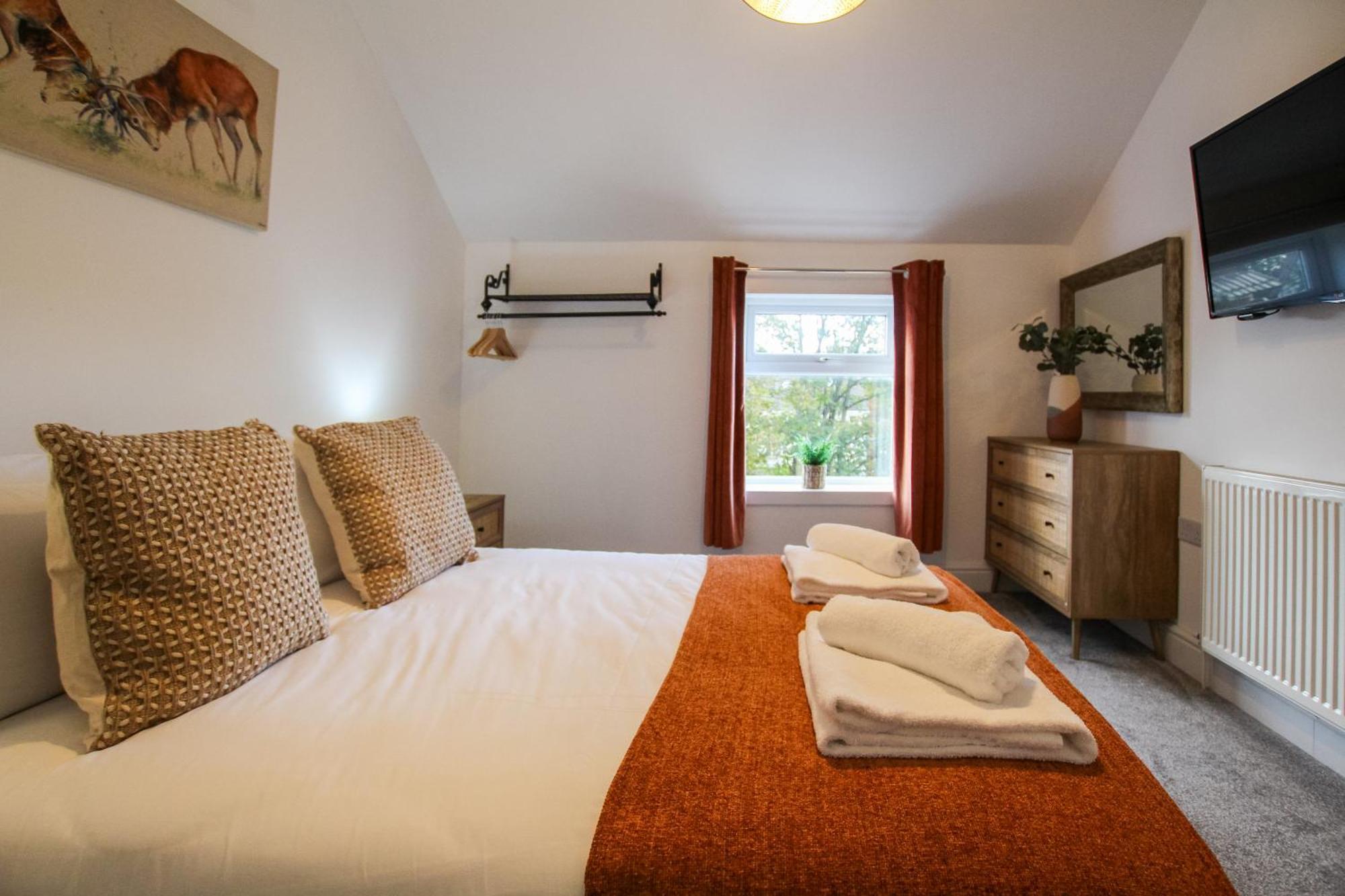 Fairways View - Spacious Apartment - Sleeps 6 - Lovely Views - By Rework Accommodation ホイレイク エクステリア 写真