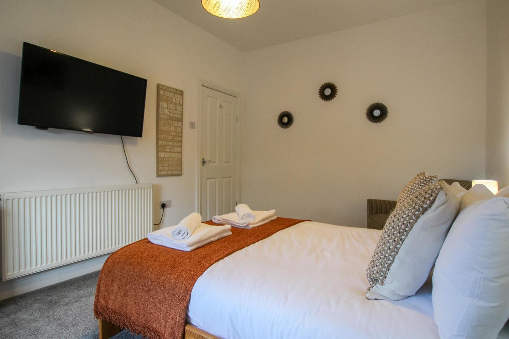 Fairways View - Spacious Apartment - Sleeps 6 - Lovely Views - By Rework Accommodation ホイレイク エクステリア 写真
