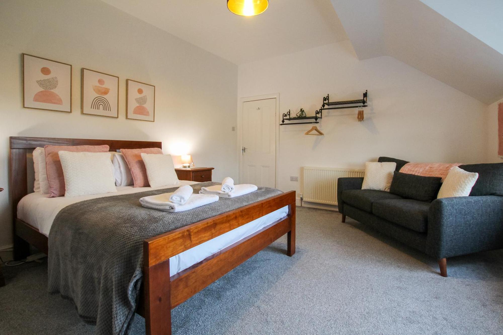 Fairways View - Spacious Apartment - Sleeps 6 - Lovely Views - By Rework Accommodation ホイレイク エクステリア 写真