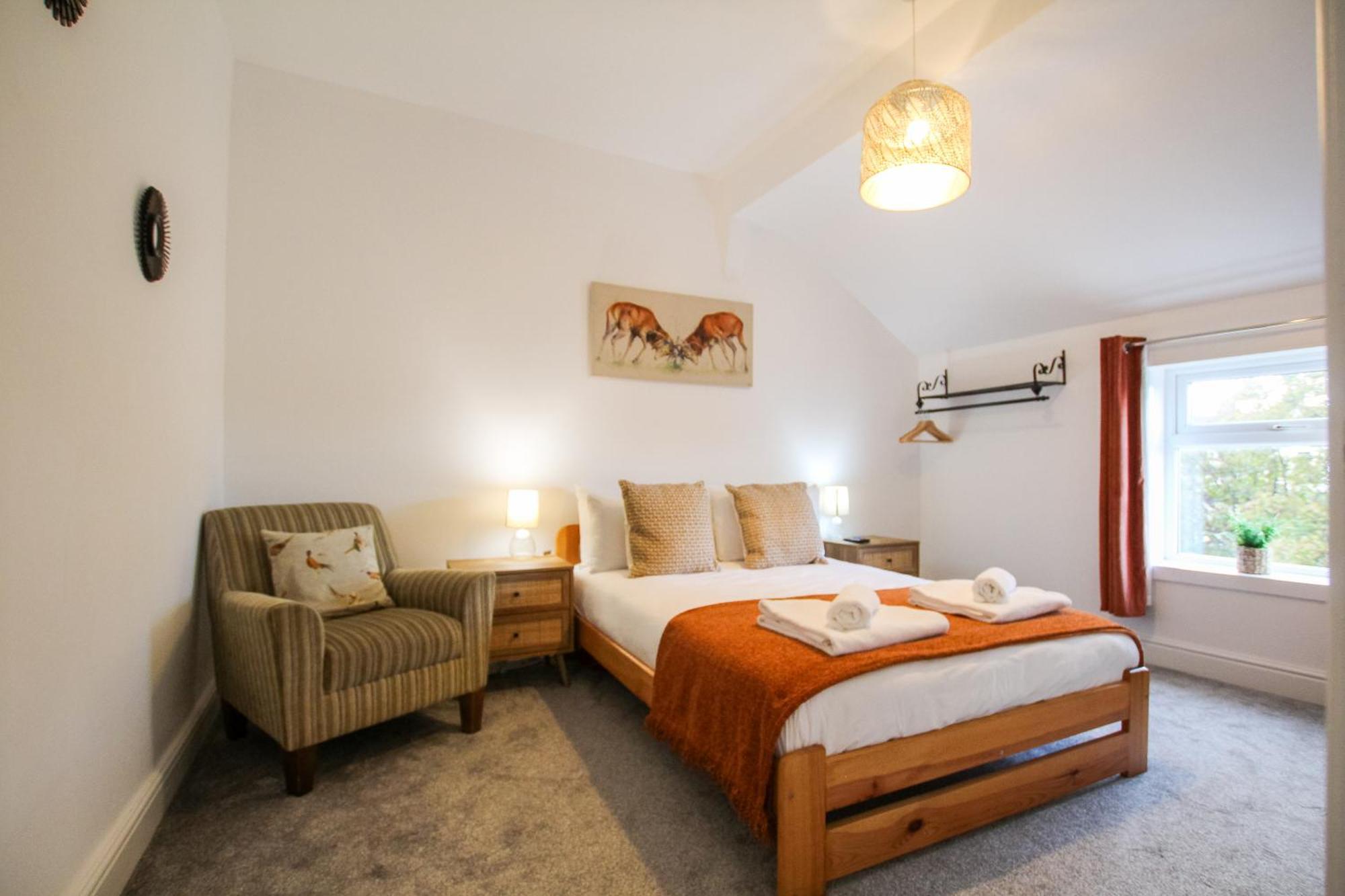 Fairways View - Spacious Apartment - Sleeps 6 - Lovely Views - By Rework Accommodation ホイレイク エクステリア 写真