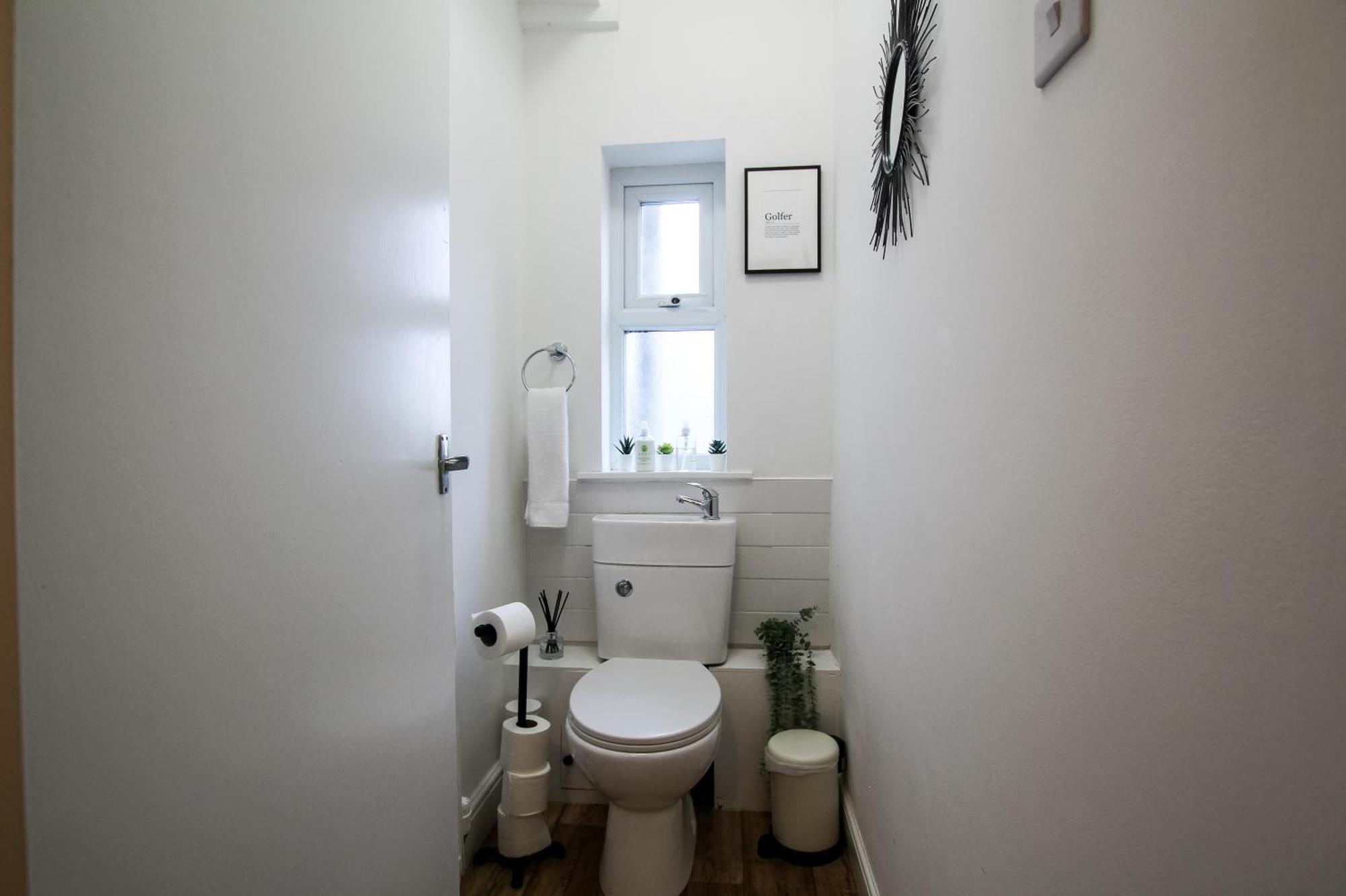 Fairways View - Spacious Apartment - Sleeps 6 - Lovely Views - By Rework Accommodation ホイレイク エクステリア 写真