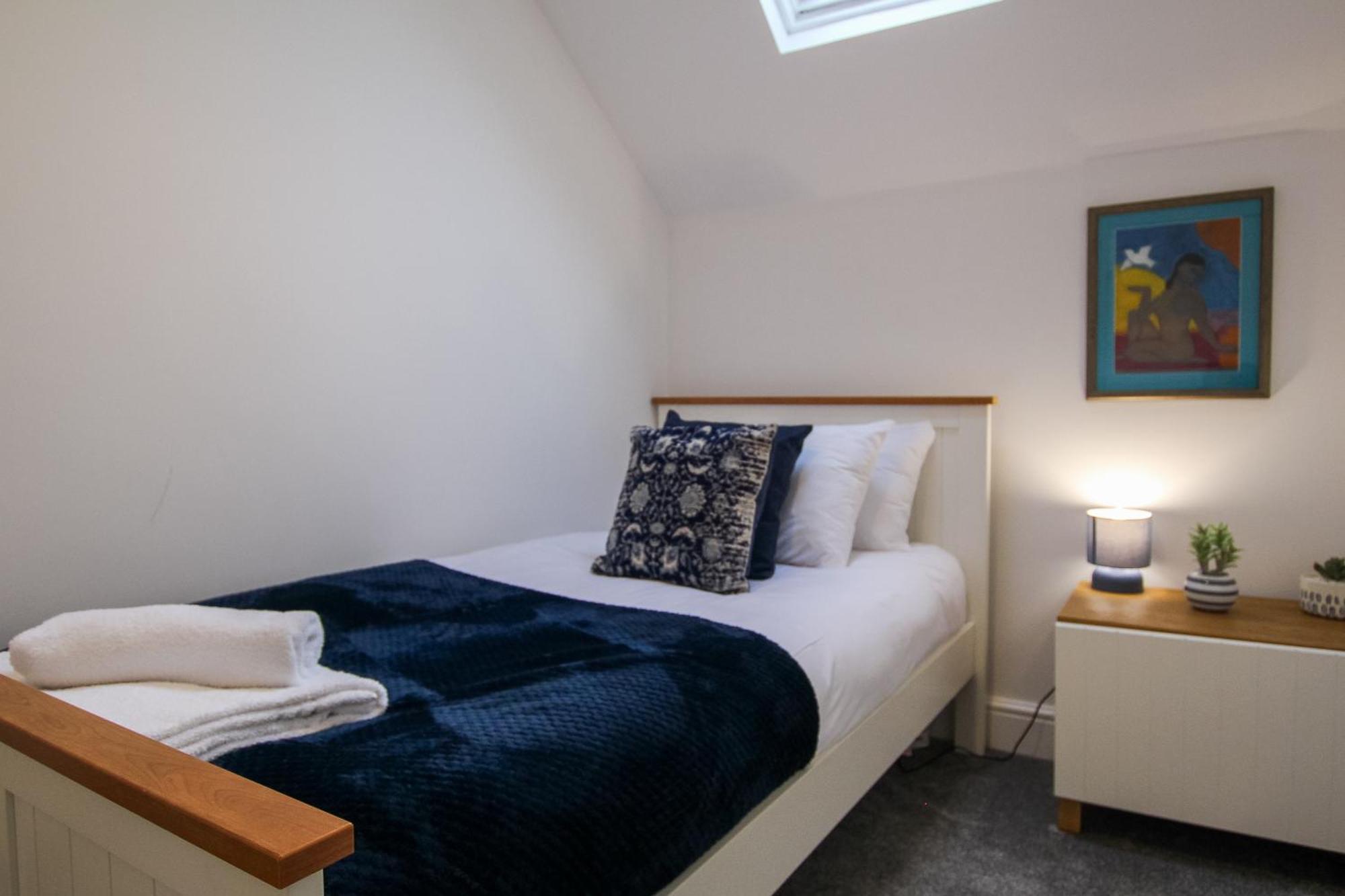 Fairways View - Spacious Apartment - Sleeps 6 - Lovely Views - By Rework Accommodation ホイレイク エクステリア 写真