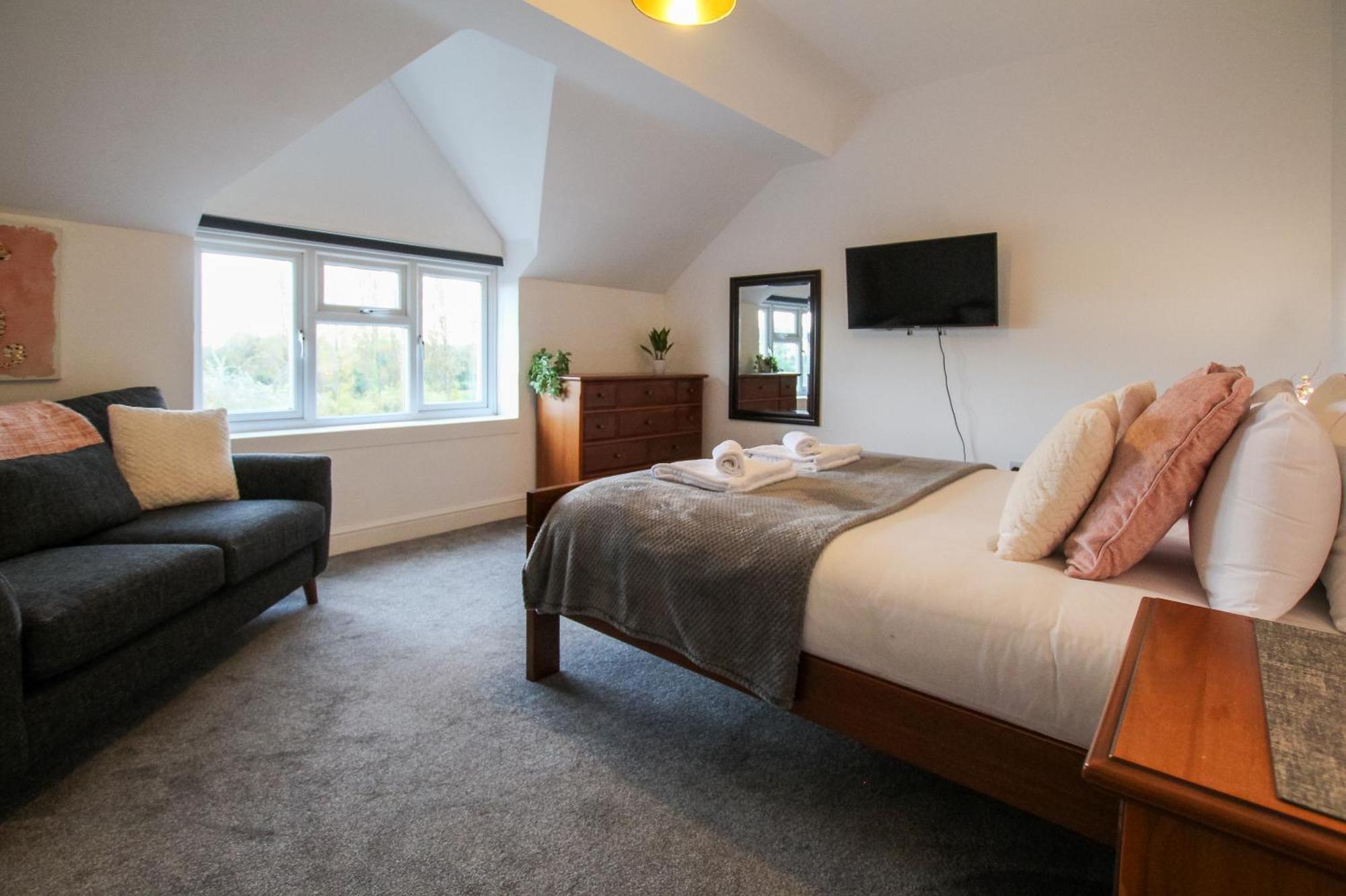 Fairways View - Spacious Apartment - Sleeps 6 - Lovely Views - By Rework Accommodation ホイレイク エクステリア 写真