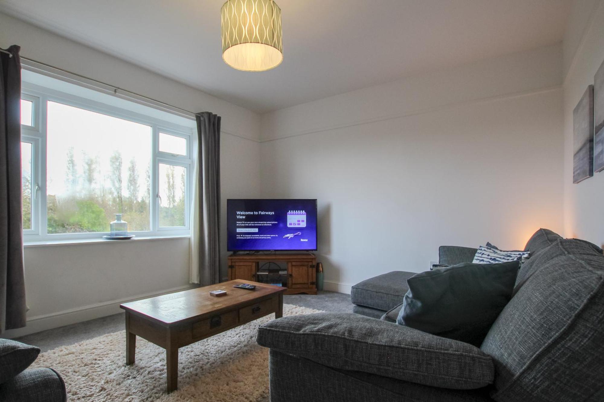 Fairways View - Spacious Apartment - Sleeps 6 - Lovely Views - By Rework Accommodation ホイレイク エクステリア 写真